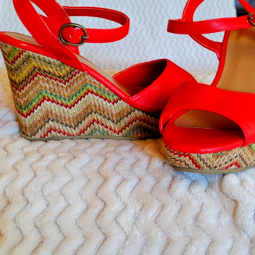 Wedge sandals Mudd brand